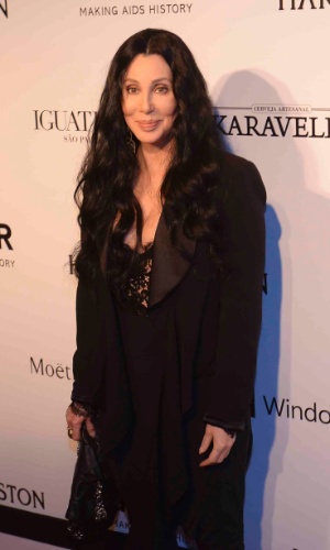 10.abr.2015 - A homenageada da noite, Cher, no tapete vermelho do baile da Amfar em São Paulo. Ao contrário das convidadas, a cantora escolheu um modelito sóbrio e sem muito brilho para o evento