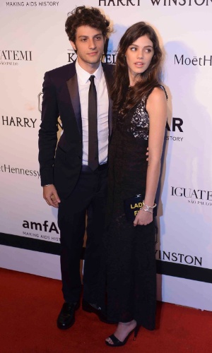 10.abr.2015 - Chay Suede levou a namorada, a atriz Laura Neiva, para o evento