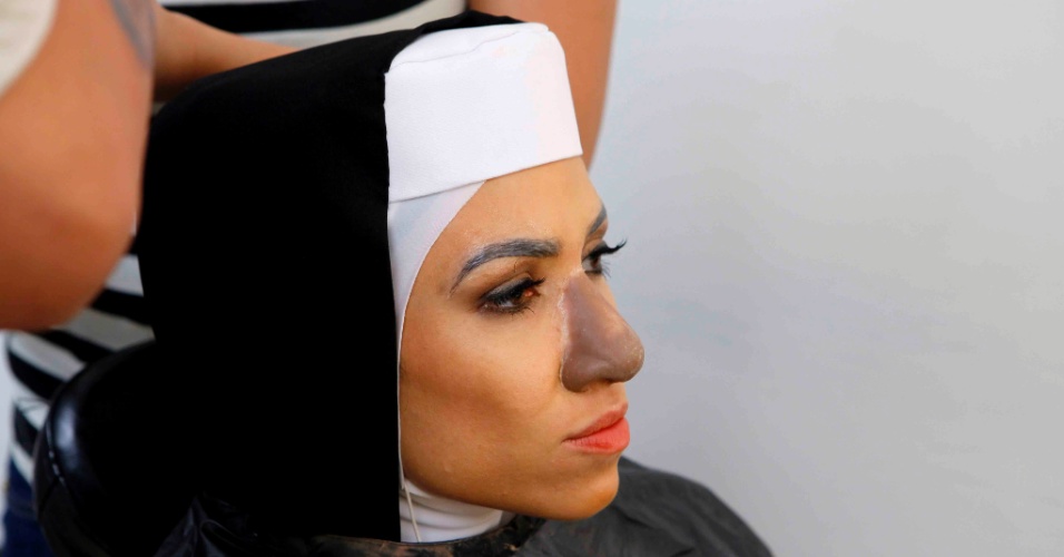 10.abr.2015 - Patrícia Abravanel começa os preparativos para encarar a freira de Whoopi Goldberg em "Mudança de Hábito"