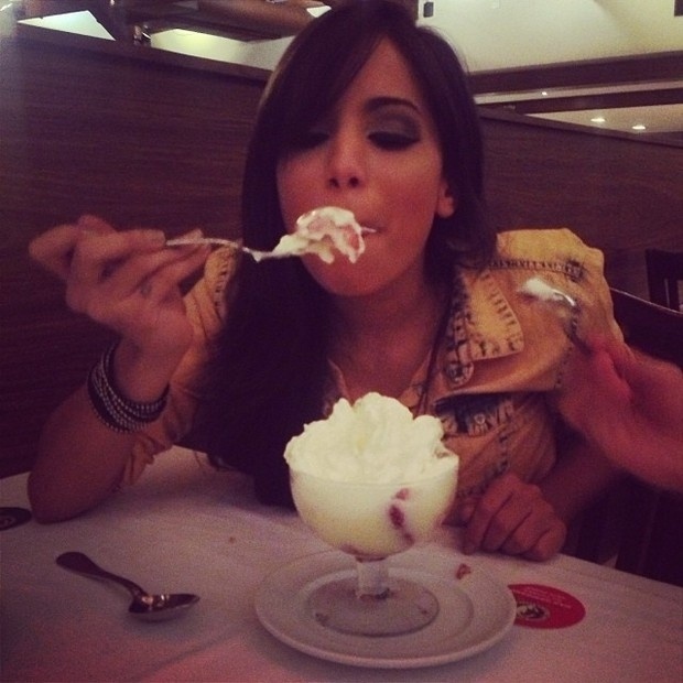 Anitta tem fechado a boca para manter a boa forma. A cantora também tem seu dia de "lixo" e devora uma deliciosa sobremesa em foto publicada em seu Instagram