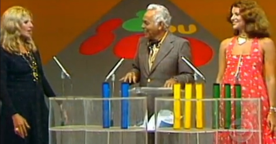 Com apresentação de Paulo Gracindo, "Oito ou Oitocentos?" era baseado num jogo de perguntas e respostas, transmitido ao vivo, aos domingos na Globo