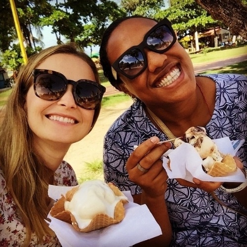 Fernanda Rodrigues se delicia com um sorvete durante passeio em Fortaleza