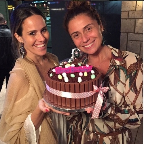 Giovanna Antonelli ganhou um bolo de chocolate de Fernanda Freitas em seu aniversário, no dia 18 de março. A atriz avisou aos seus seguidores que elas iam devorar o doce mais tarde