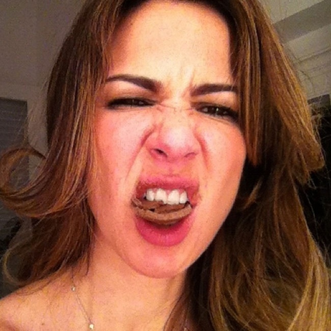 Magérrima, Luciana Gimenez também cai em tentação. Em uma foto publicada no Instagram, a apresentadora aparece devorando um ovo de Páscoa
