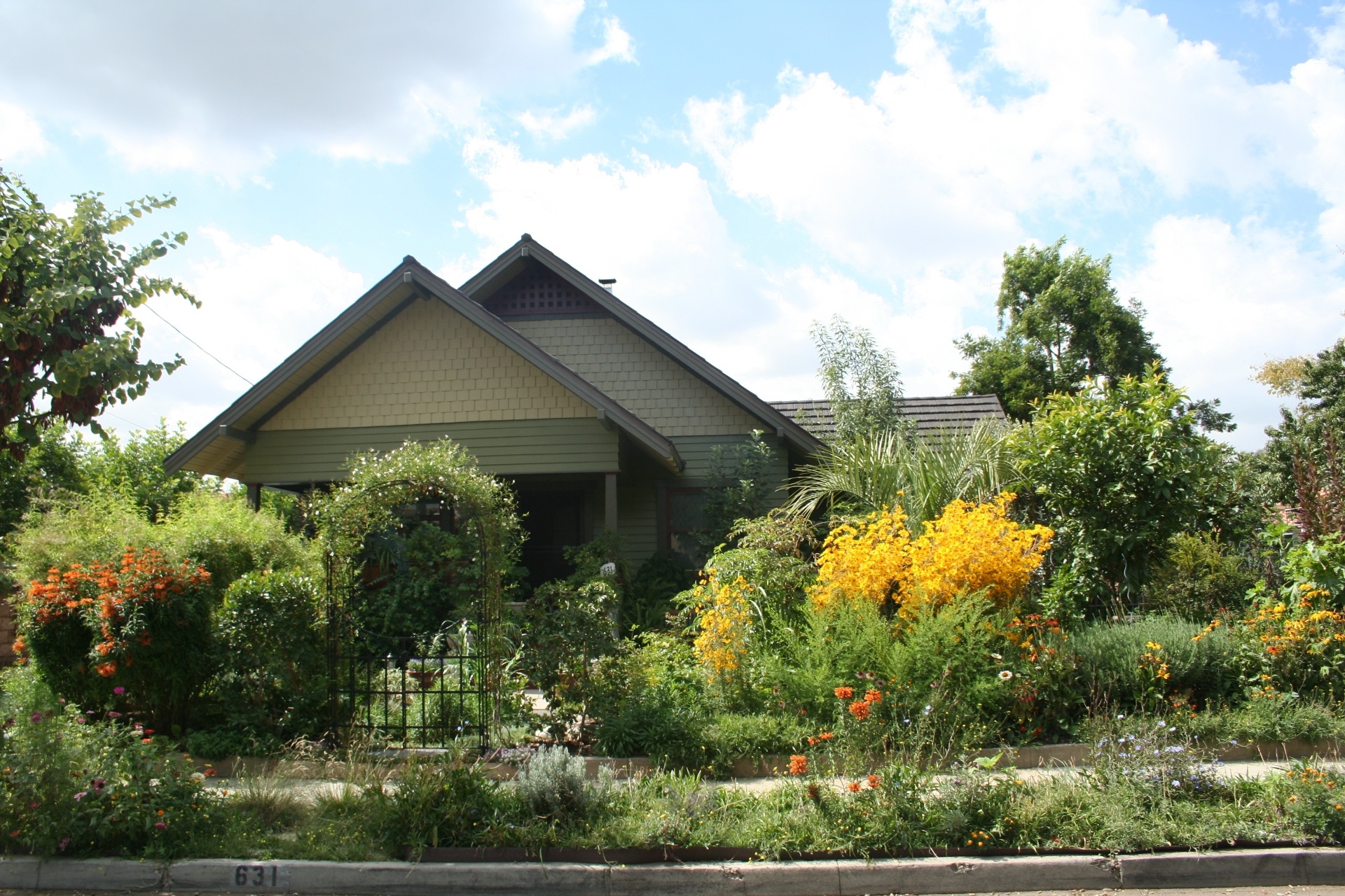 Na entrada da casa da família Dervaes em Pasadena, na Califórnia (EUA), o belo jardim (também com espécies comestíveis) esconde parte da fachada da morada. Jules Dervaes e seus três filhos - Anais, Justin e Jordanne - mantêm uma horta orgânica no quintal dos fundos da residência - Divulgação/ Urban Homestead®