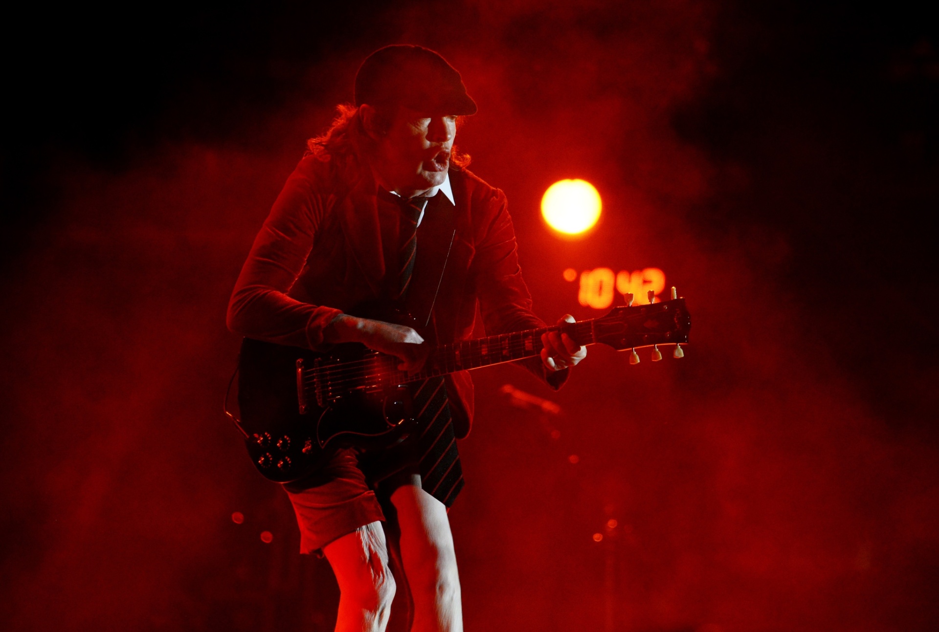 10.abr.2015 - Angus Young toca durante show do AC/DC, que encerrou a primeira noite de shows do festival Coachella, na Califórnia. - Robyn Beck/AFP Photo