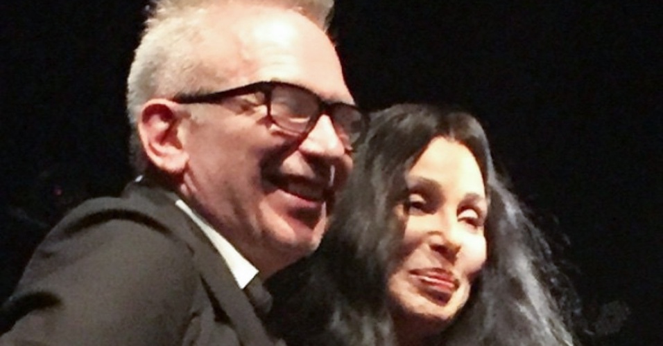 10.abr.2015 - Cher abraça o estilista Jean Paul Gaultier no badalado baile de gala da amfAR, na casa do empresário Dinho Diniz, no Jardim América, zona sul de São Paulo, nesta sexta-feira