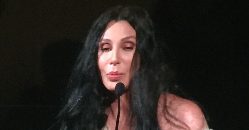 10.abr.2015 - Cher discursa após receber o prêmio Inspiration no badalado baile de gala da amfAR, na casa do empresário Dinho Diniz, no Jardim América, zona sul de São Paulo, nesta sexta-feira