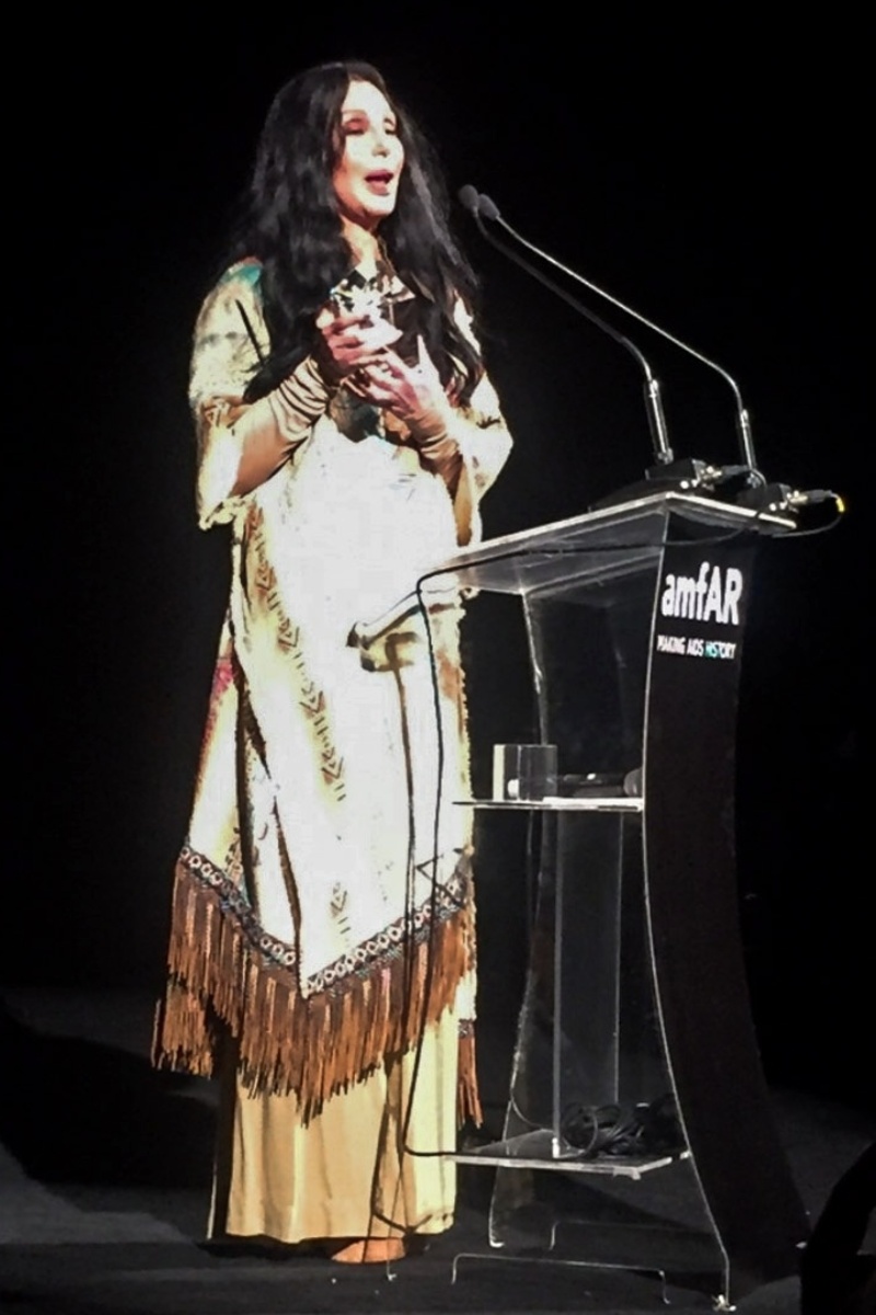 10.abr.2015 - Cher recebe o prêmio Inspiration no badalado baile de gala da amfAR, na casa do empresário Dinho Diniz, no Jardim América, zona sul de São Paulo, nesta sexta-feira