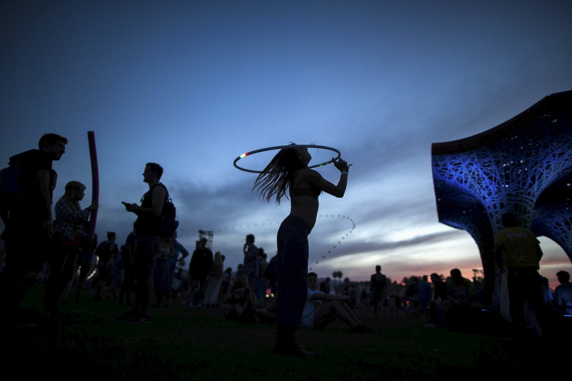 10.abr.2015 - Fã dança com bambolê no primeiro dia do festival Coachella, na Califórnia, que contou com com AC/DC, Alabama Shakes, Azealia Banks e Tame Impala - Lucy Nicholson/Reuters