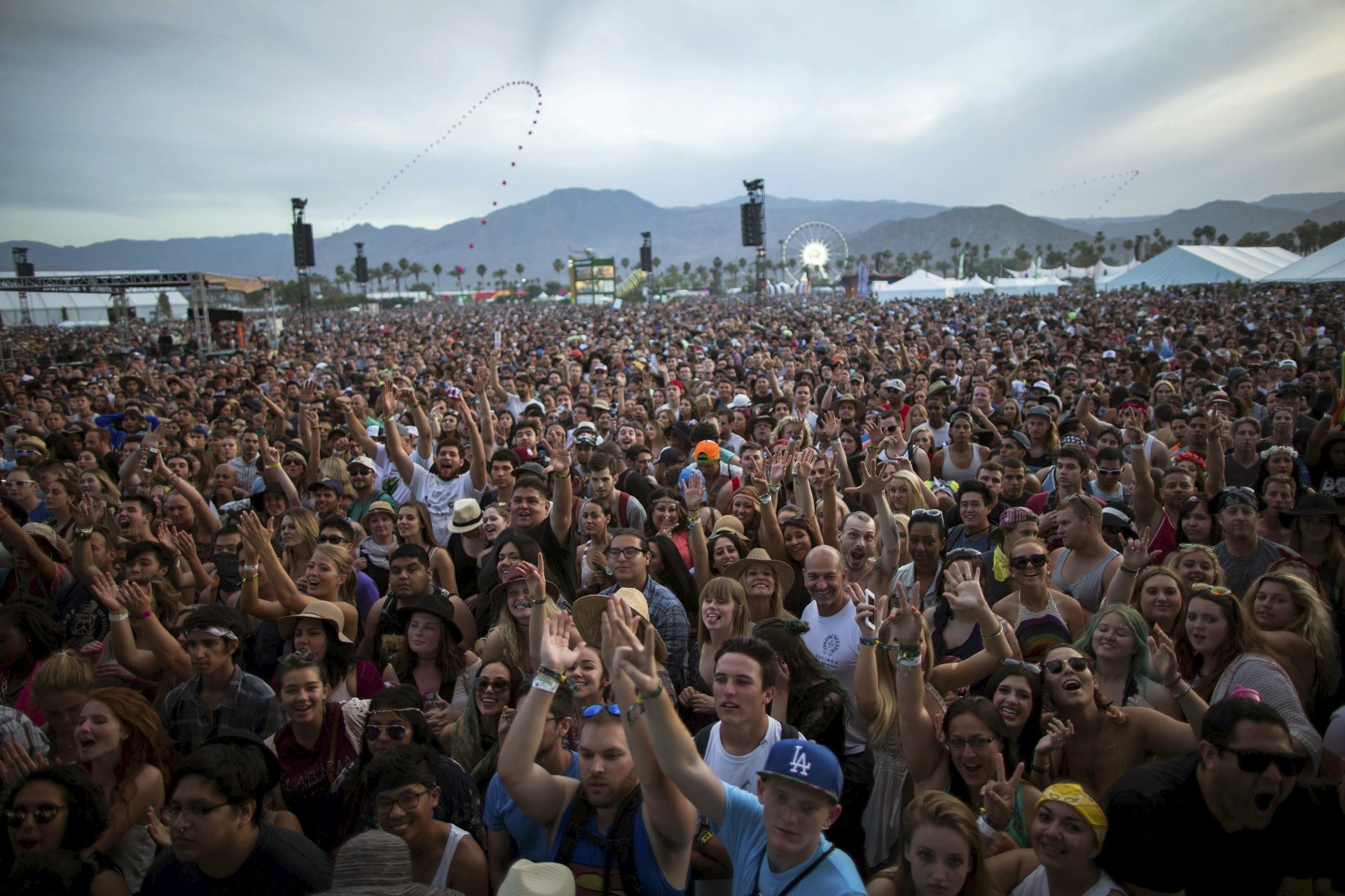 10.abr.2015 - Multidão se reúne em frente ao palco para acompanhar os shows do primeiro dia do festival Coachella, na Califórnia, que contou com AC/DC, Alabama Shakes, Azealia Banks e Tame Impala - Lucy Nicholson/Reuters