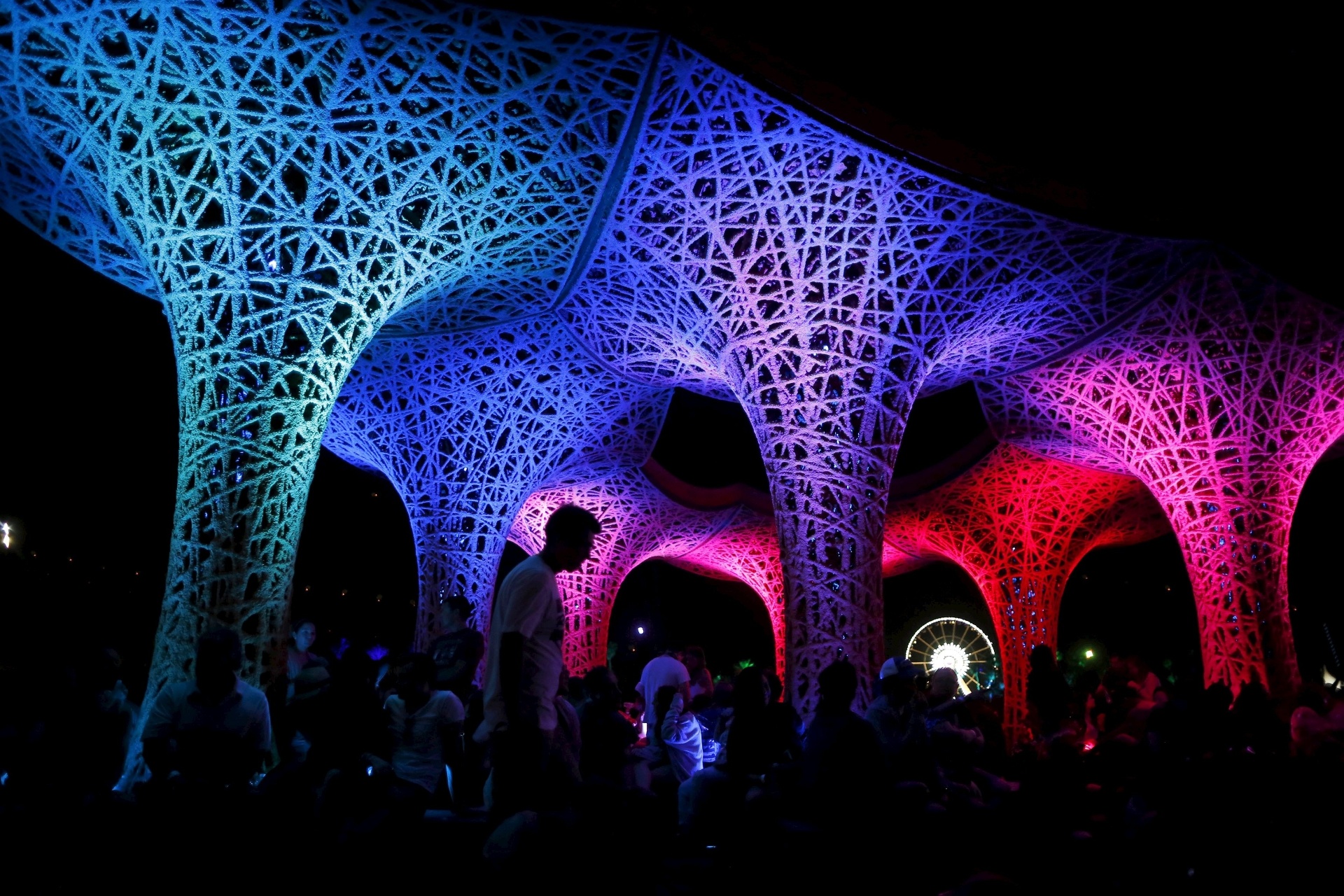 10.abr.2015 - Público do Coachelle se reúne embaixo da instalação artística "Pupl Pavilion", feita pelo estúdio Ball-Nogues. O primeiro dia de festival contou com AC/DC, Alabama Shakes, Azealia Banks e Tame Impala - Lucy Nicholson/Reuters