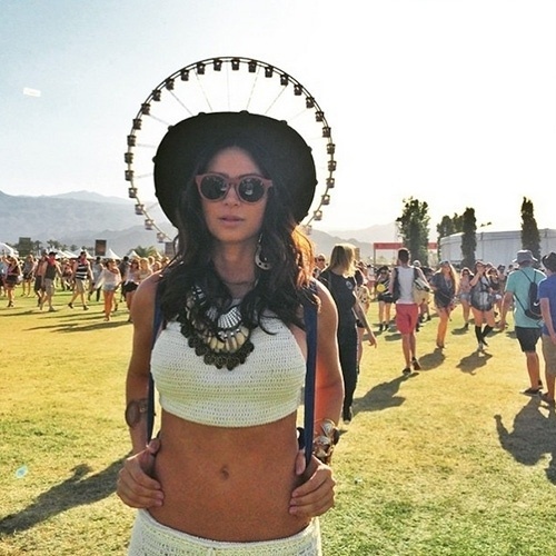 10.abr.2015- De barriga de fora, Thayla Ayala curte o primeiro dia do festival Coachella, que teve shows de AC/DC, Tame Impala e Azealia Banks