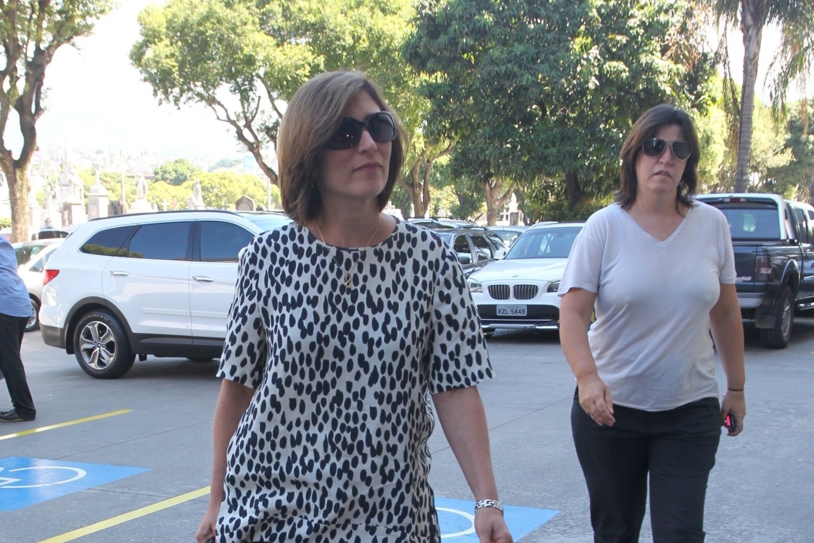 11.abr.2014 - Beth Goukart chega para o velório da crítica teatral Bárbara Heliodora no Memorial do Carmo, no Rio de Janeiro - Marcello Sá Barretto/AgNews