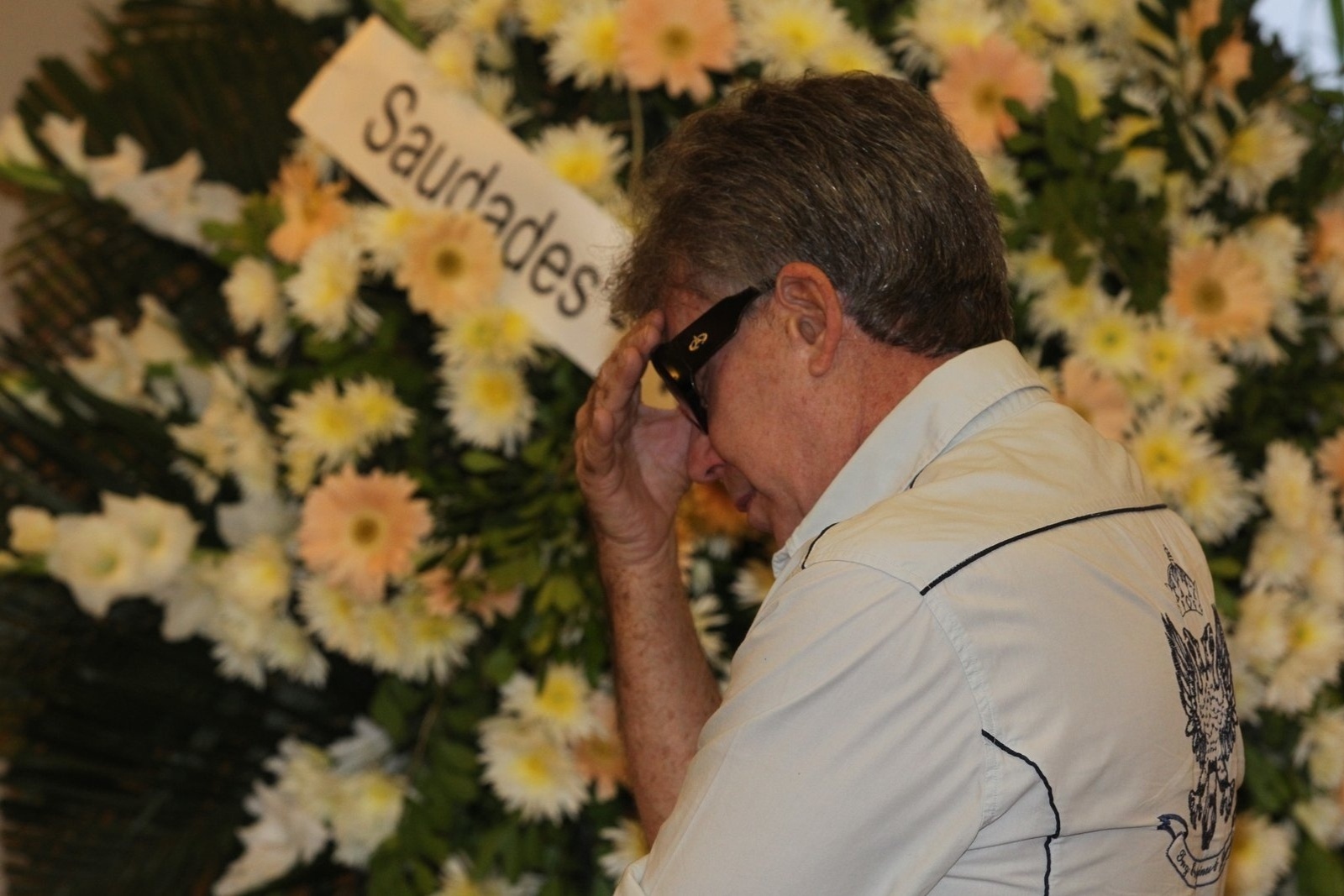 11.abr.2014 - Edwin Luisi se emociona durante o velório da crítica teatral Bárbara Heliodora no Memorial do Carmo, no Rio de Janeiro - Marcello Sá Barretto/AgNews