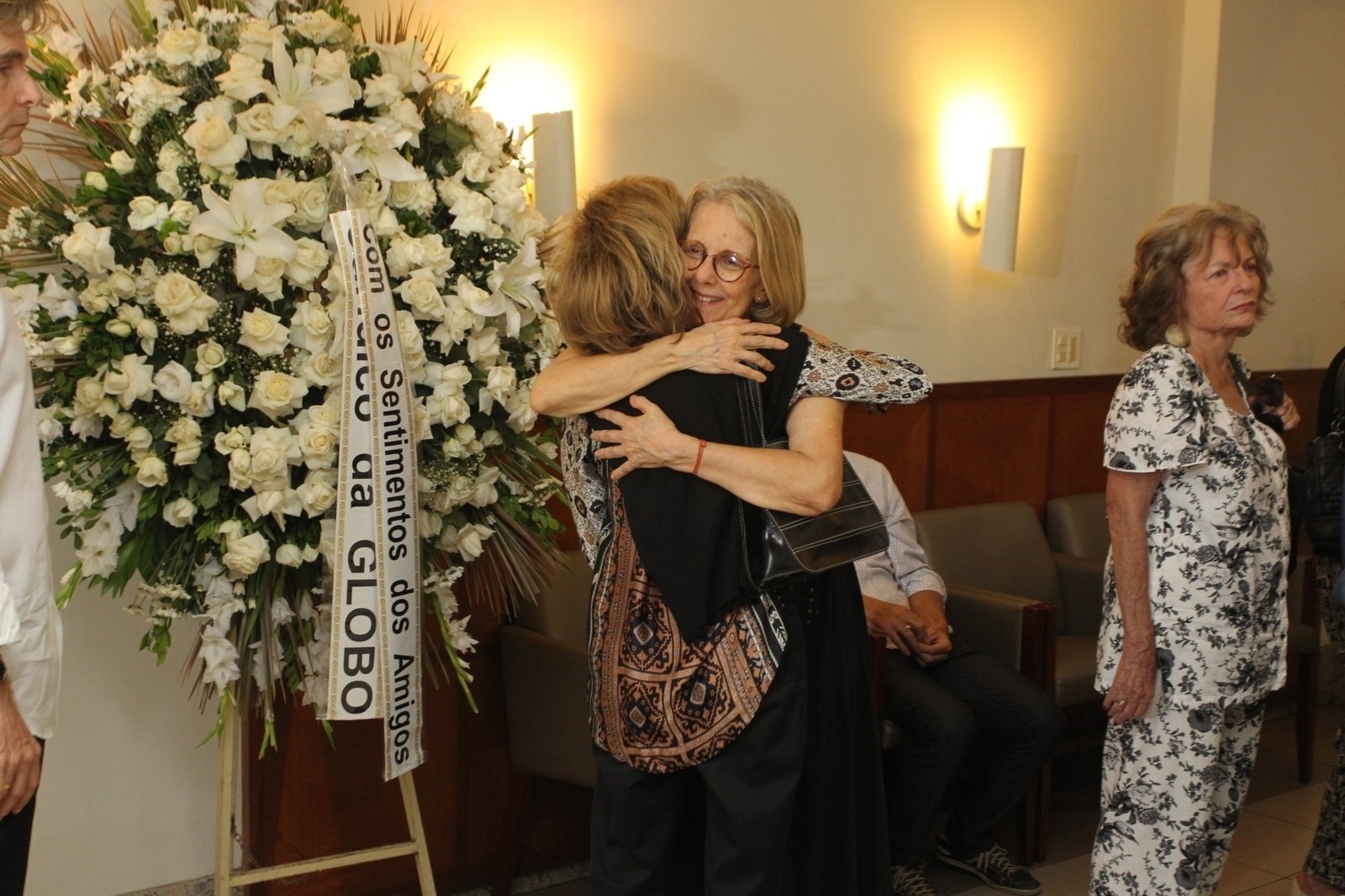 11.abr.2014 - Marília Pêra abraça Patrícia, filha de Bárbara Heliodora, durante o velório da crítica teatral no Memorial do Carmo, no Rio de Janeiro - Marcello Sá Barretto/AgNews