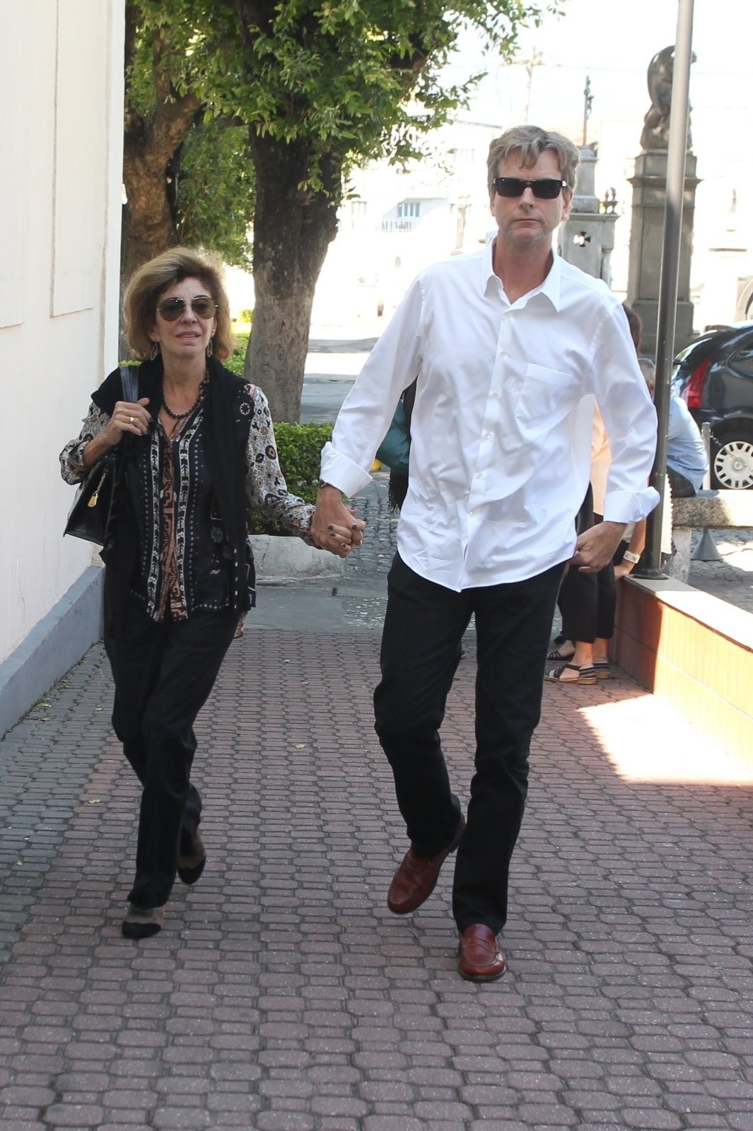 11.abr.2014 - Marília Pêra e o marido, Bruno Faria, chegam para o velório de Bárbara Heliodora no Memorial do Carmo, no Rio de Janeiro - Marcello Sá Barretto/AgNews