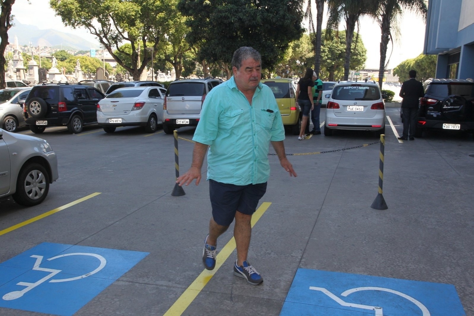 11.abr.2014 - Otávio Augusto chega para o velório da crítica teatral Bárbara Heliodora no Memorial do Carmo, no Rio de Janeiro - Marcello Sá Barretto/AgNews