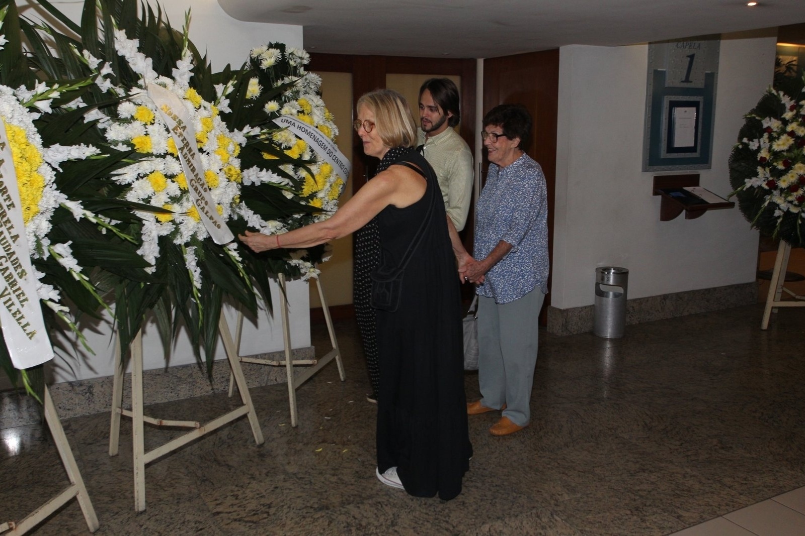 11.abr.2014 - Patrícia, filha de Bárbara Helidora, vê as coroas de flores durante o velório da mãe no Memorial do Carmo, no Rio de Janeiro - Marcello Sá Barretto/AgNews