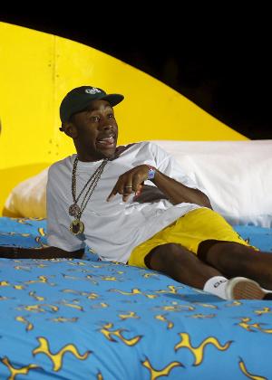 11.abr.2015 - Rapper Tyler, The Creator se apresenta sobre cama gigante no segundo dia do festival Coachella, na Califórnia - Lucy Nicholson/Reuters - Lucy Nicholson/Reuters