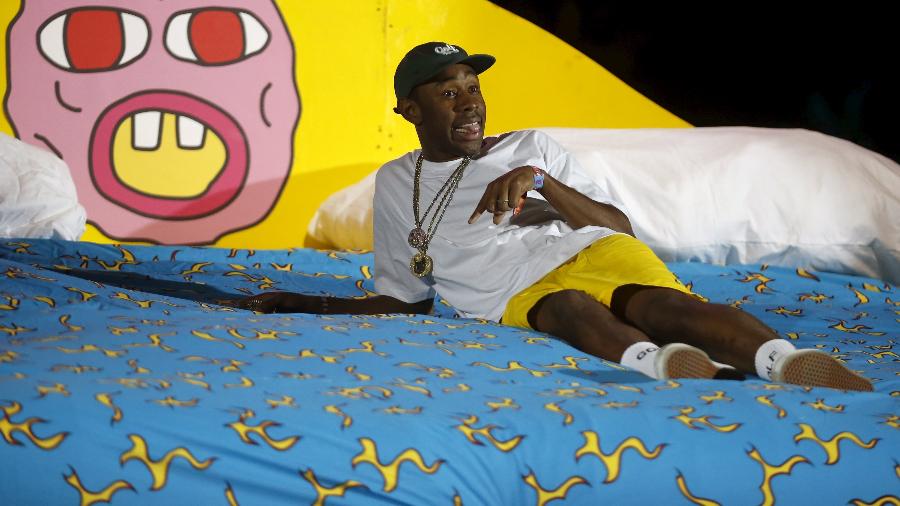 11.abr.2015 - Rapper Tyler, The Creator se apresenta sobre cama gigante no segundo dia do festival Coachella, na Califórnia - Lucy Nicholson/Reuters