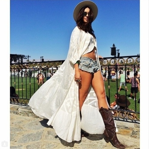 11.abr.2015 - Thayla Ayala escolhe look com barriga de fora e botas de cano alto para curtir o segundo dia do festival Coachella