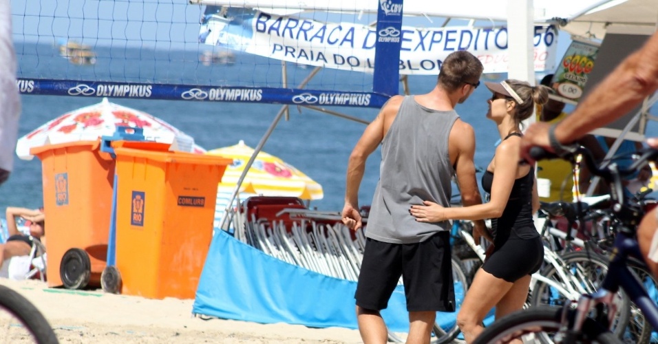 12.abr.2014 - Fernanda Lima e Rodrigo Hilbert conversam durante partida de vôlei na praia do Leblon, no Rio de Janeiro