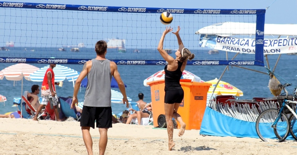 12.abr.2014 - Fernanda Lima e Rodrigo Hilbert jogam vôlei na praia do Leblon, no Rio de Janeiro