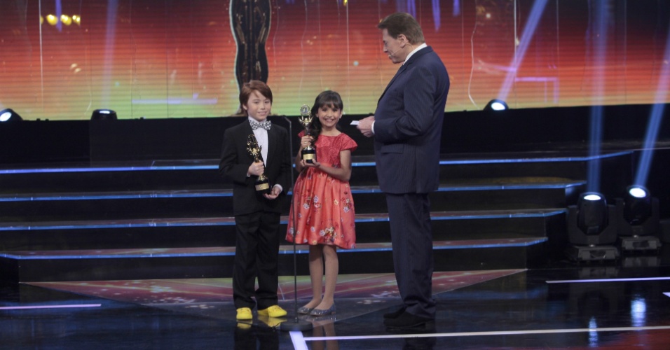 Os apresentadores mirins Matheus e Ana Júlia recebem o Troféu Imprensa das mãos de Silvio Santos