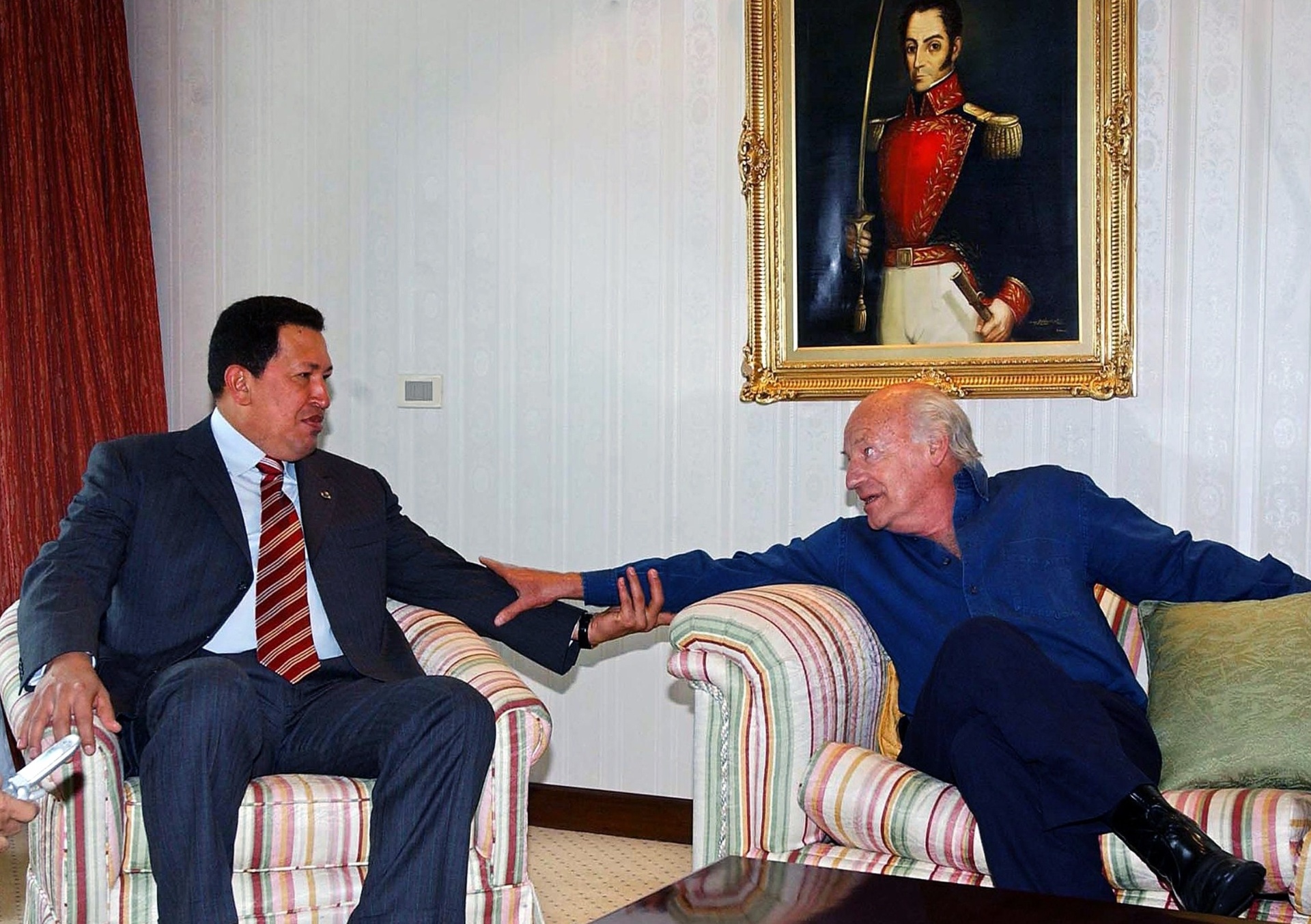 10.dez.2005 - O escritor uruguaio Eduardo Galeano se encontra em Montevidéu com o então presidente da Venezuela, Hugo Chávez - AFP Photo