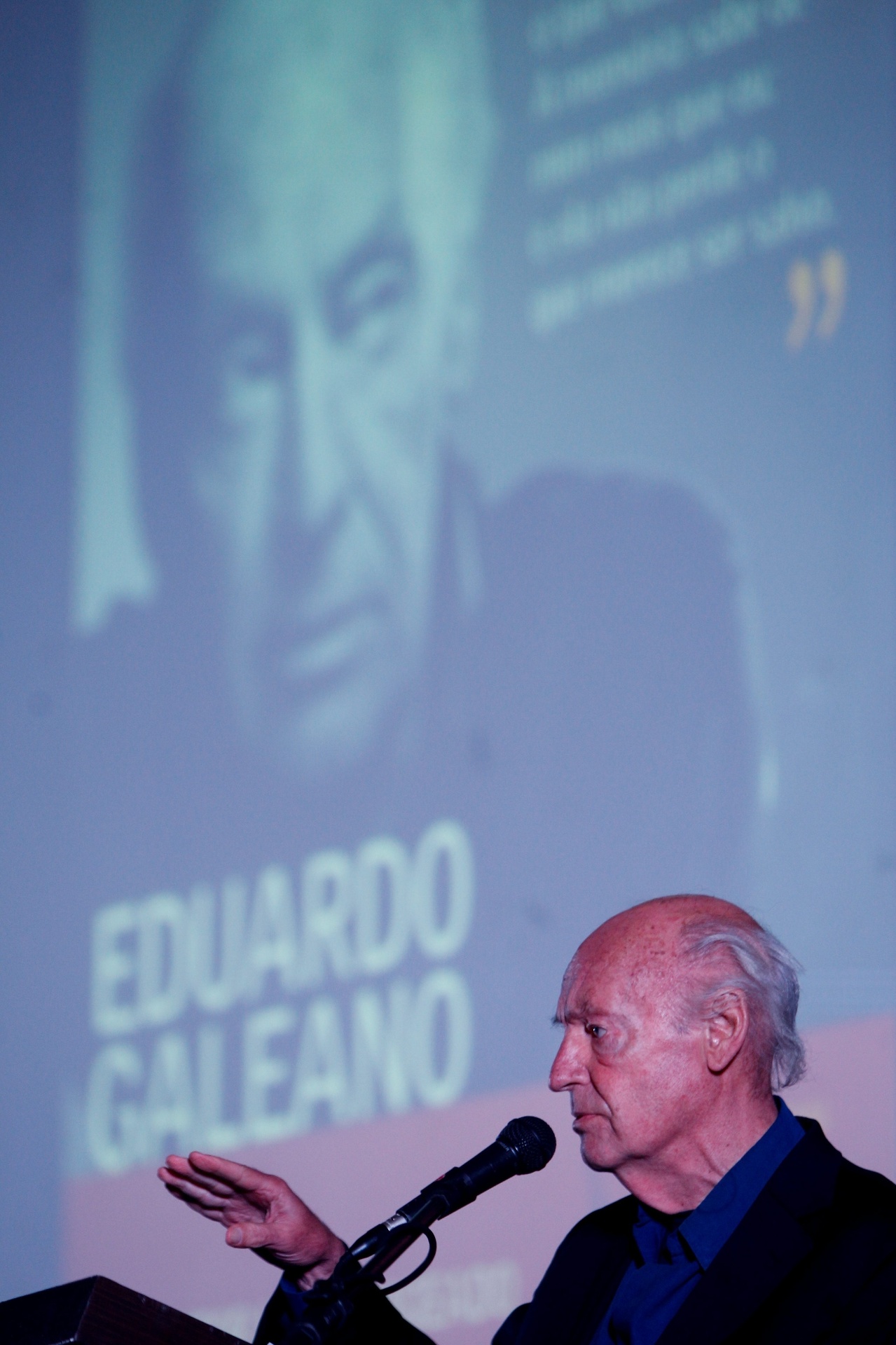 11.abr.2014 - O escritor uruguaio Eduardo Galeano abre a 2ª Bienal do Livro de Brasília, que marcou os 50 anos do golpe militar no Brasil. Para uma plateia de mil pessoas, Galeano leu o conto "Agosto 30. O Dia dos Desaparecidos" - Fernando Bizerra Jr./EFE