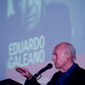11.abr.2014 - O escritor uruguaio Eduardo Galeano abre a 2ª Bienal do Livro de Brasília, que marcou os 50 anos do golpe militar no Brasil. Para uma plateia de mil pessoas, Galeano leu o conto "Agosto 30. O Dia dos Desaparecidos" - Fernando Bizerra Jr./EFE