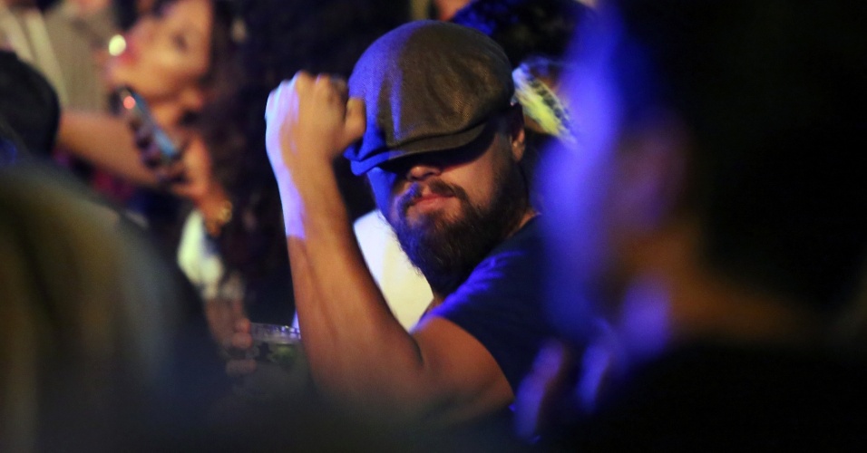 11.abr.2015 - Usando disfarce, Leonardo DiCaprio é flagrado dançando no festival Coachella