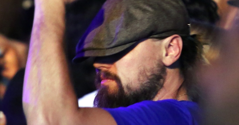 11.abr.2015 - Usando disfarce, Leonardo DiCaprio é flagrado dançando no festival Coachella