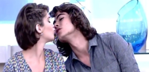 Isabella Santoni e Rafael Vitti, que fazem par em "Malhação" como Karina e Pedro, se beijam no "Encontro com Fátima Bernardes"