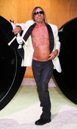 13.abr.2015 - Aos 67 anos, Iggy Pop mostra boa forma ao ficar sem camisa na SPFW. O astro do rock participou de uma ação de uma marca de óculos no primemiro dia da semana de moda