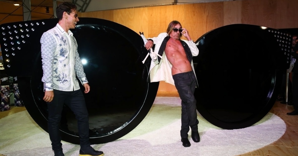 13.abr.2015 - Aos 67 anos, Iggy Pop mostra boa forma ao ficar sem camisa na SPFW. O astro do rock participou de uma ação de uma marca de óculos no primemiro dia da semana de moda