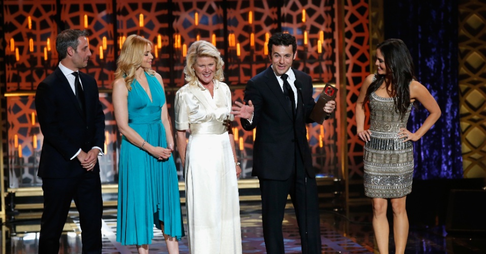 13.abr.2015 - Elenco da série "Anos Incríveis", que terminou em 1993, se reúne no palco da premiação TV Land Awards