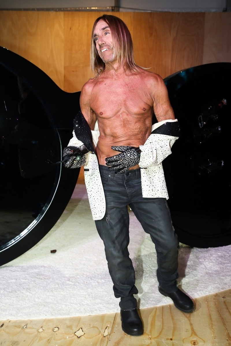 13.abr.2015 - Iggy Pop mostra boa forma ao ficar sem camisa na SPFW. O astro do rock participou de uma ação de uma marca de óculos no primemiro dia da semana de moda