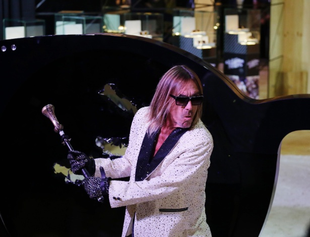 13.abr.2015 - Iggy Pop participa de ação de marca de óculos durante a SPFW - NELSON ANTOINE/FRAME