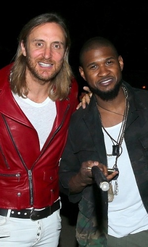 13.abr.2015 - O DJ David Guetta e o cantor Usher posam juntos no festival Coachella