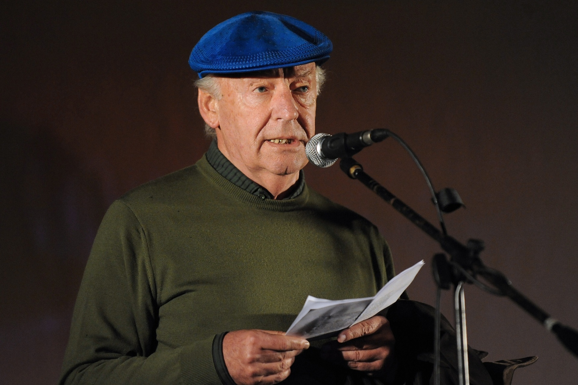 20.out.2009 - Em Montevidéu, Eduardo Galeano fala durante marcha de apoio ao referendo para revogar a lei de anistia que impediu o julgamento de crimes cometidos pelo regime militar no Uruguai - Pablo Porciuncula/AFP Photo