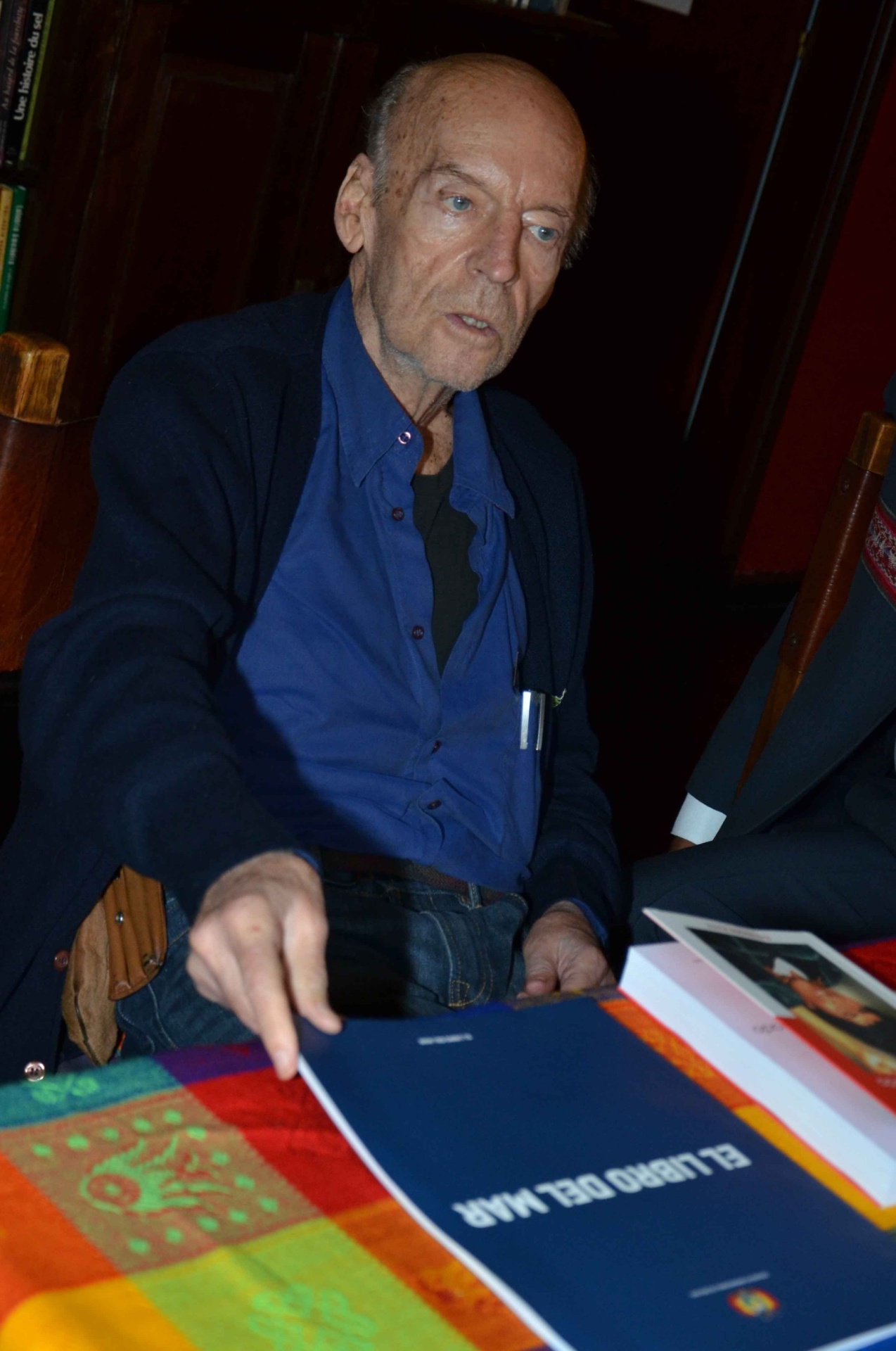 26.fev.2015 - O escritor uruguaio Edurado Galeano recebe de Evo Morales um exemplar do "Libro del Mar", que reúne os argumentos da demanda marítima boliviana. O presidente da Bolívia visitou Galeano em sua casa, em Montevidéu - Jorge Mamani/ABI/Xinhua