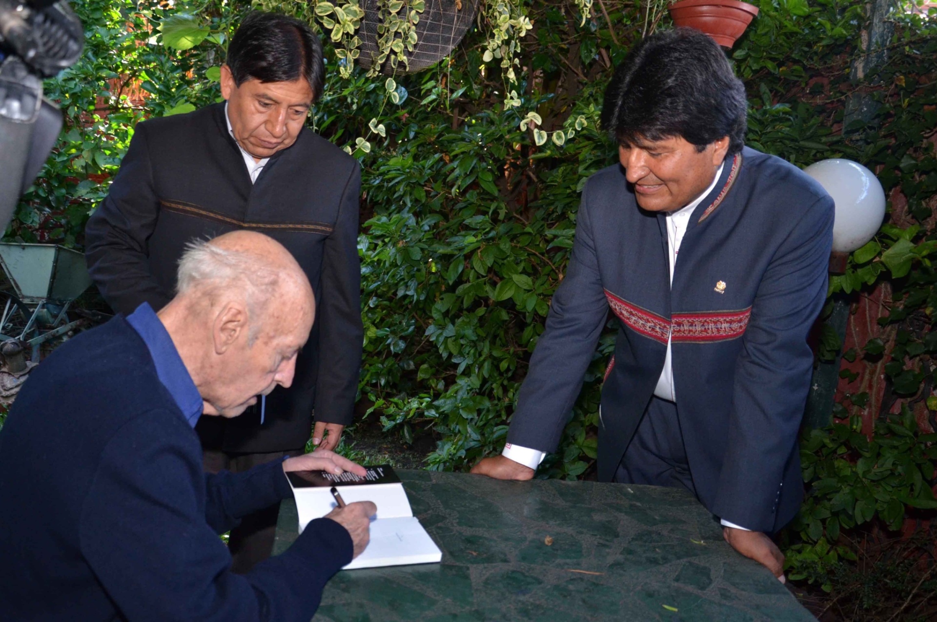 26.fev.2015 - O escritor uruguaio Edurado Galeano recebe o presidente da Bolívia Evo Morales em sua casa, em Montevidéu - Jorge Mamani/ABI/Xinhua
