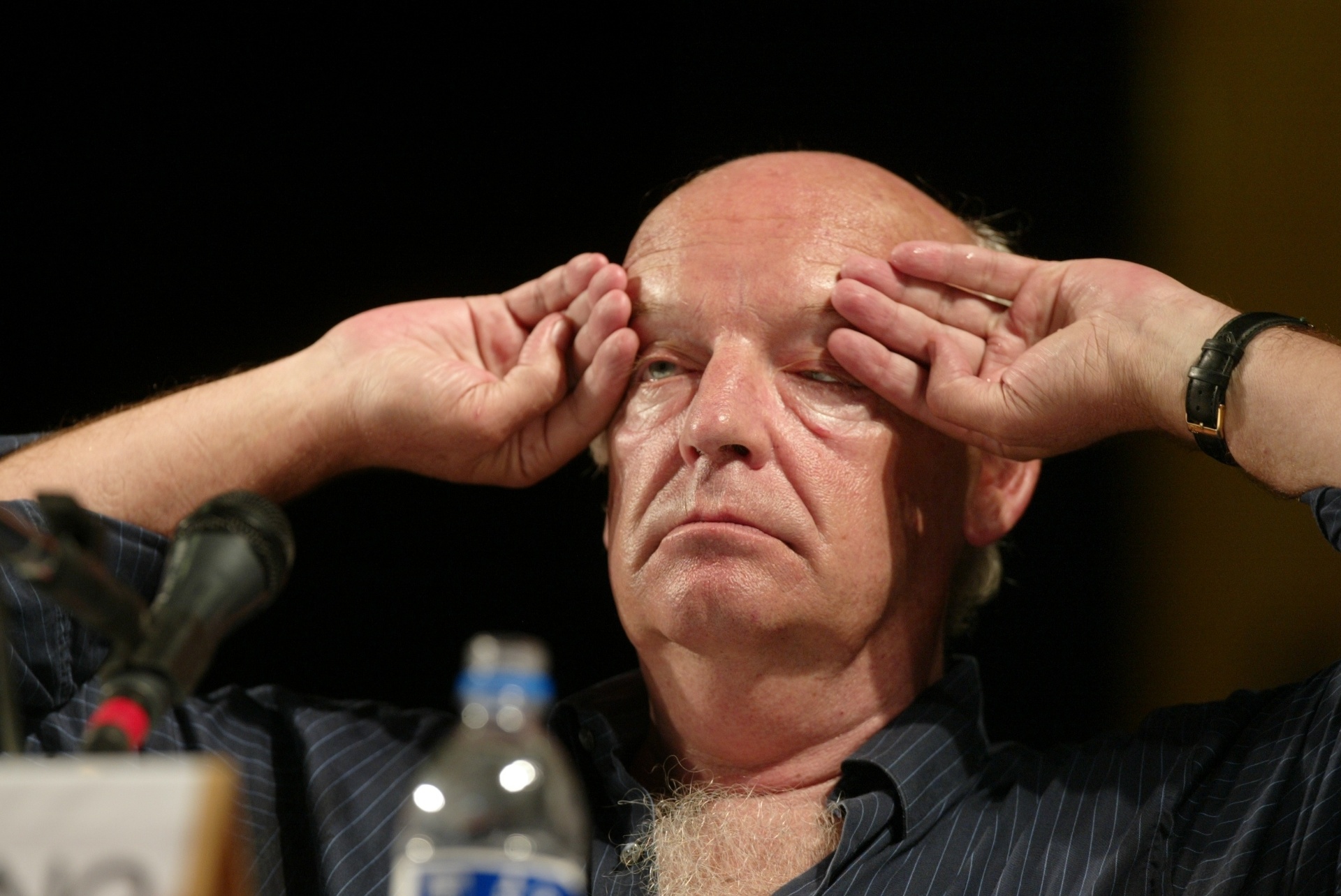 29.jan.2005 - O uruguaio Eduardo Galeano (dir.) participa da a palestra Utopia e Política, que também contou com o português José Saramago e reuniu milhares de pessoas no Fórum Social Mundial, em Porto Alegre - Jorge Araujo/Folha Imagem