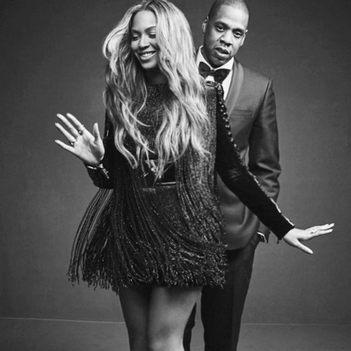 ELA POSTA FOTO COM O MOZÃO - Casada com o rapper Jay-Z desde 2008, a cantora não perde a oportunidade de publicar fotos ao lado do marido, com quem forma um dos grandes casais do show biz