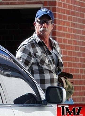 Flagrado pelo tabloide TMZ, o ator Mel Gibson chamou atenção com boné, bigode grisalho