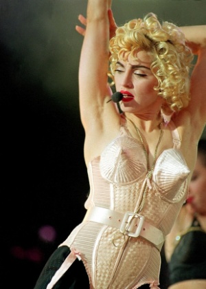 Madonna usa o cônico e icônico corset desenhado pelo estilista francês Jean-Paul Gaultier para sua turnê "Blonde Ambition" em 1990 - Reprodução