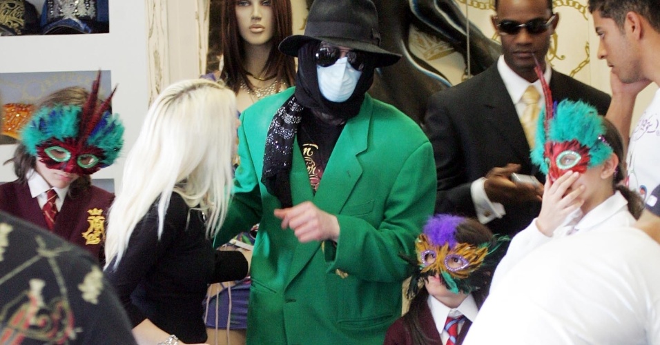 O cantor Michael Jackson evitava expor a imagem de seus filhos e por conta de seu excesso de privacidade achava normal usar máscaras e fantasias em público. As crianças, coitadas, passavam vergonha. Na imagem, o astro do pop é flagrado com Paris, Blanket e Prince em uma loja de antiguidades nos EUA