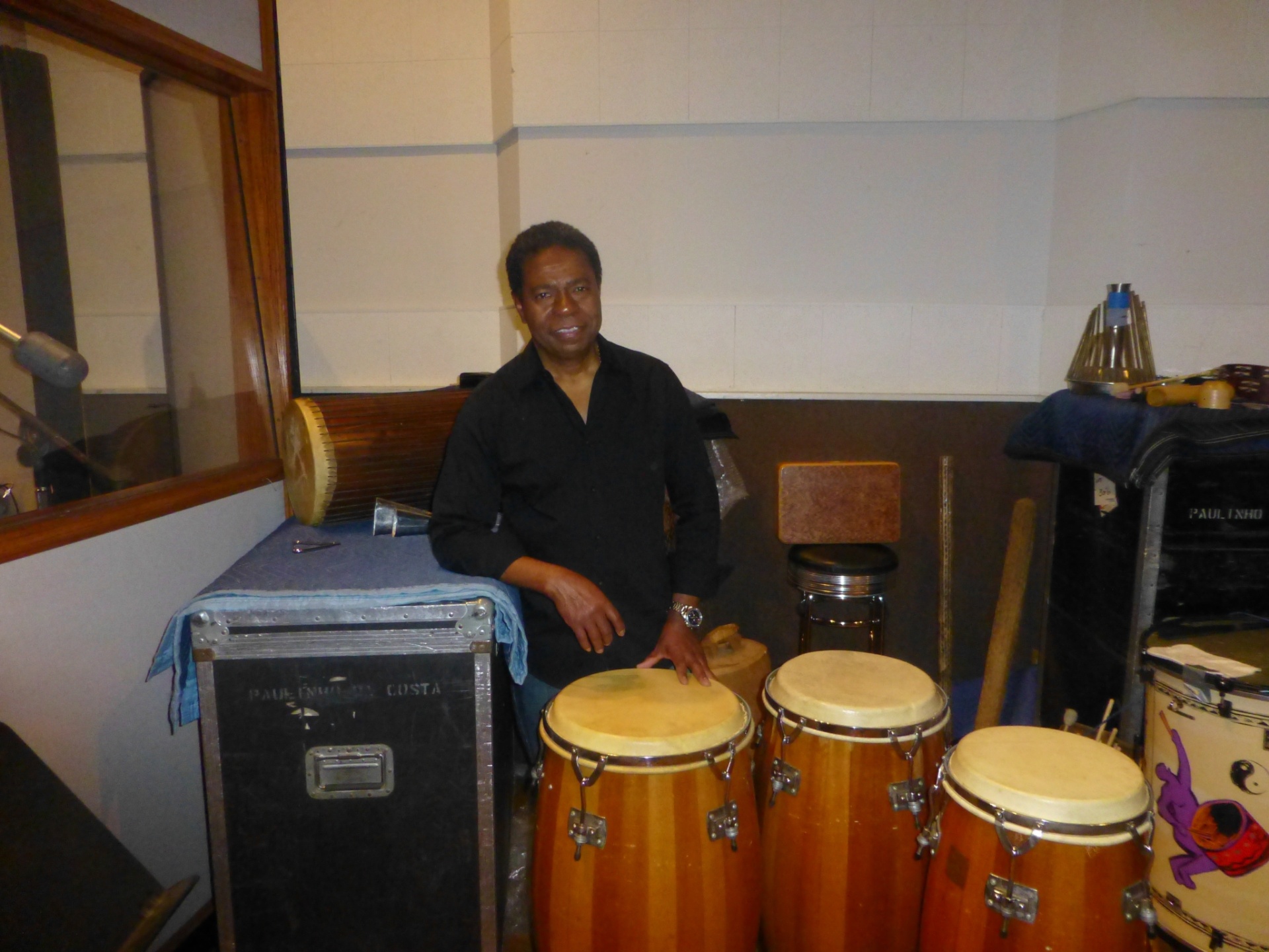 O percussionista brasileiro Paulinho da Costa em um estúdio de Los Angeles - Acervo Pessoal